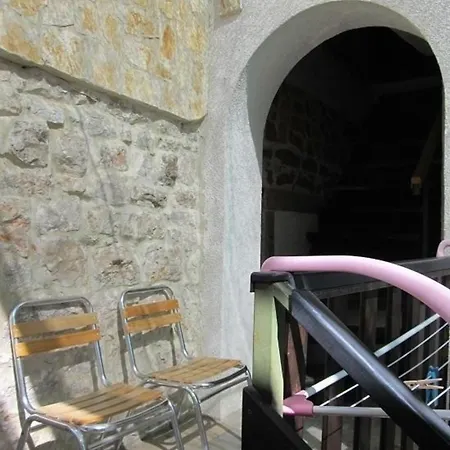 Apartment Nettes In Betina Mit Terrasse Und Whirlpool