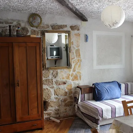 Apartment Nettes In Betina Mit Terrasse Und Whirlpool