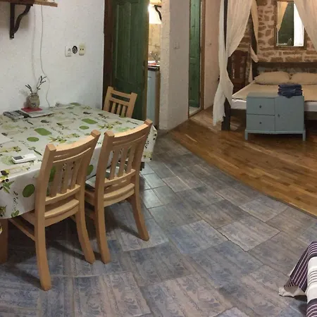 Apartment Nettes In Betina Mit Terrasse Und Whirlpool